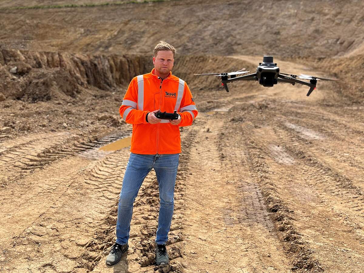 Projektleiter Nils Hochstein lässt die Drohne aufsteigen