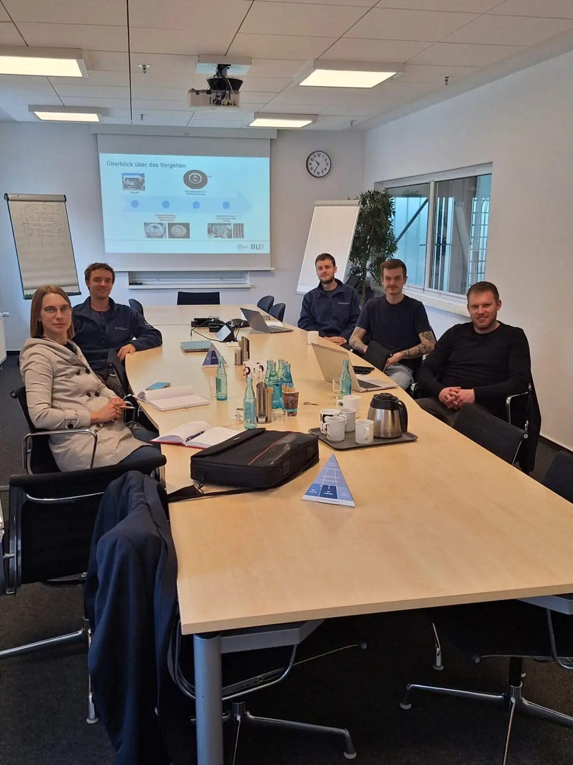 Erörterung der Ergebnisse am LPS nach Prototypentest mit Jasmin Graef (Transferverbund Südwestfalen), Marius Knott und Jan Schäfer (beide LPS der Ruhr Universität Bochum), Daniel Drinhaus (Geschäftsführer) und René Rudat (Projektleiter PDS+)