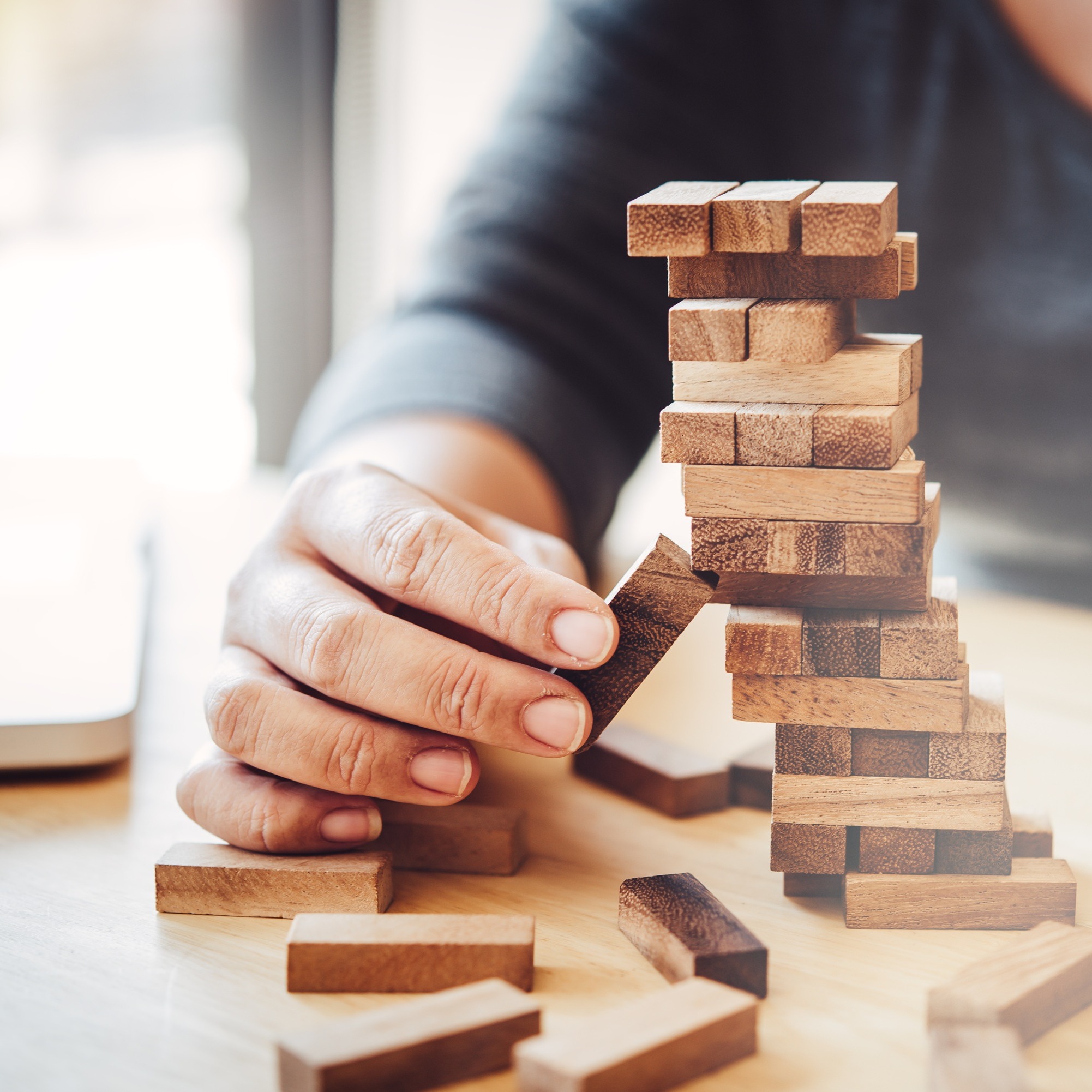 Eine Person die Jenga spielt