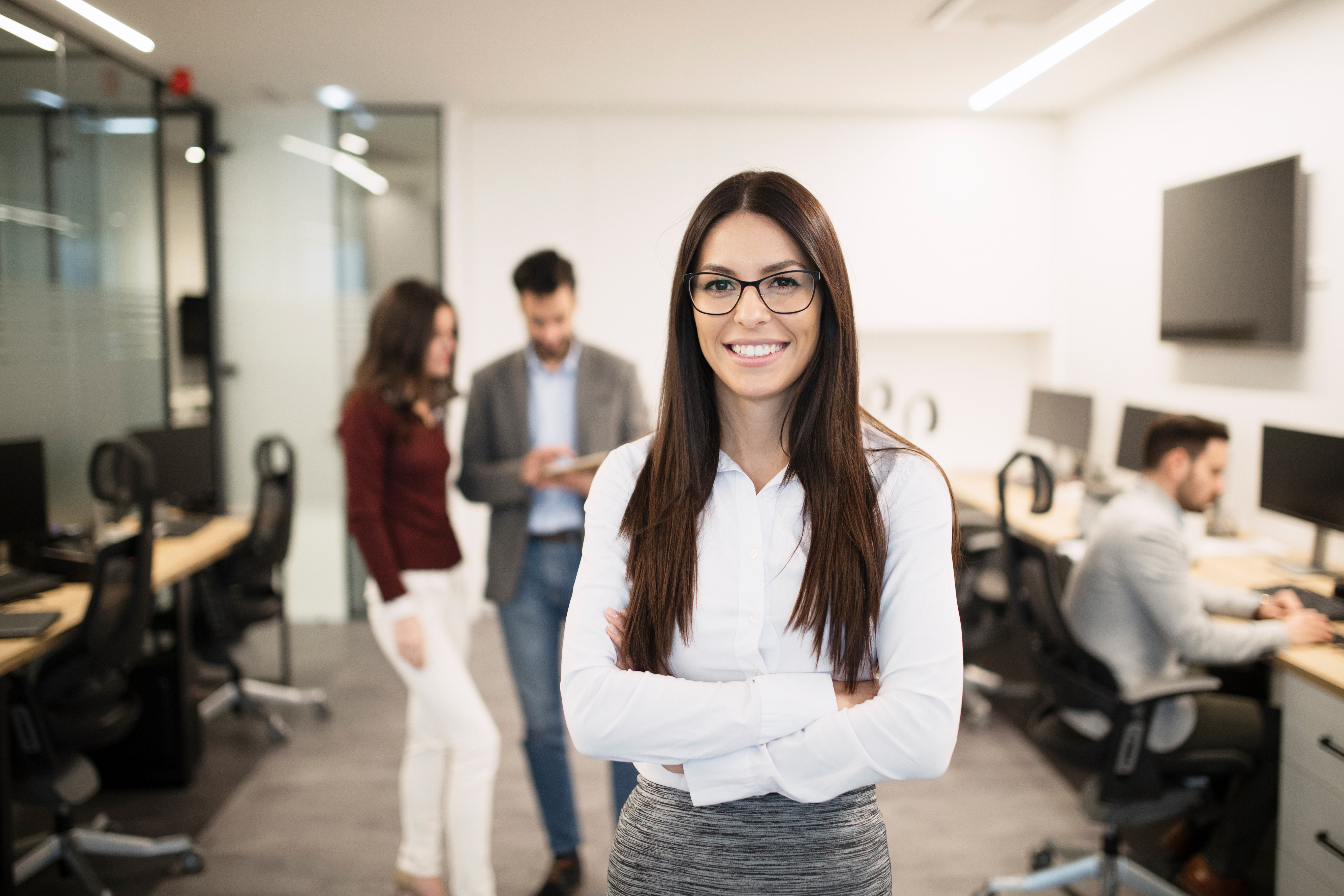 Arbeitsplatz mit Bildschirm und Unternehmensdaten